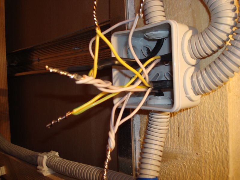 Соединение кабель канала и распаячной коробки